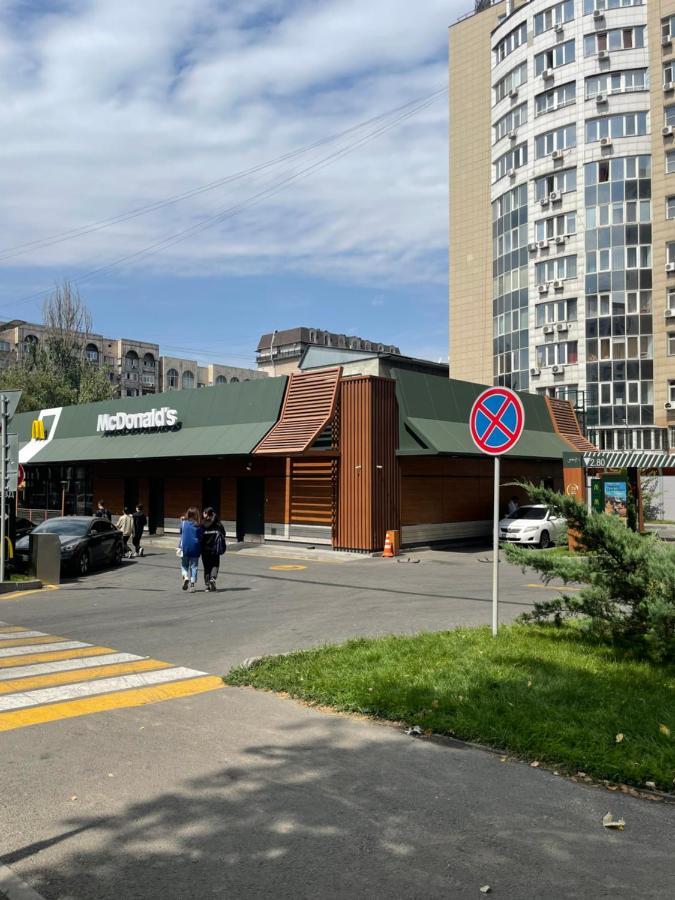 Уютная Квартира В Самом Сердце Алматы Alma-Ata Exteriör bild